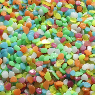 China 1.5mm Glow In The Dark Pebbles Glow Gravels For Yard Home Decoration Accessories for sale