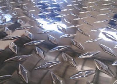 China 3003 5052 pisam Diamond Raised Pattern Stair Tread brilhante chapeiam a resistência de corrosão à venda