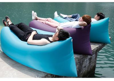 China Lugar frecuentada inflable al aire libre del sofá del aire del saco de dormir que acampa con el logotipo impreso en venta