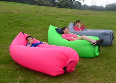 China Saco de dormir inflable impermeable al aire libre portátil para acampar/que viaja en venta