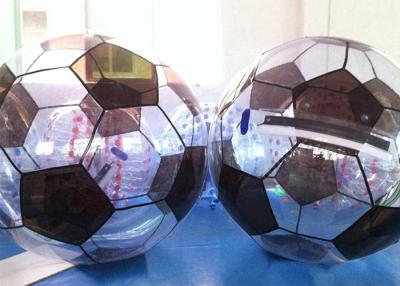 中国 使用料のためのフットボールの形の多彩で膨脹可能な水歩く球 販売のため