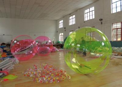 China PVC bola inflable verde/transparente de los 2.0m del agua para la piscina en venta