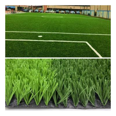 China Hierba artificial resistente ULTRAVIOLETA del fútbol con los agujeros del drenaje y el forro de PP+Net en venta