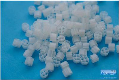 中国 Cube Polymer Composite Gel Biocarriers With Applicable PH 6-10 And 98% Porosity 販売のため
