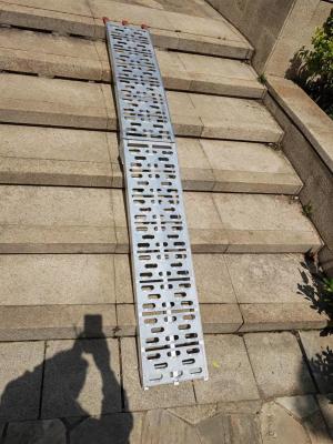 China 2 Pieces Aluminum Loading Ramps Easy Assemble For Loading Cargo for sale