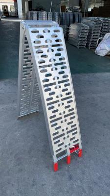 China Smooth Surface Folding Aluminum Loading Ramps 2 Pieces for sale