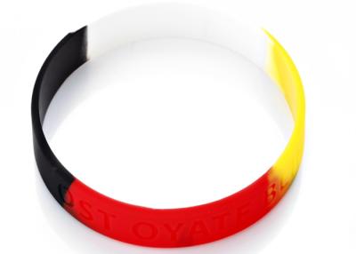 China La bandera colorea pulseras de encargo de la goma de silicona de Debossed de la fan de deportes solamente en venta