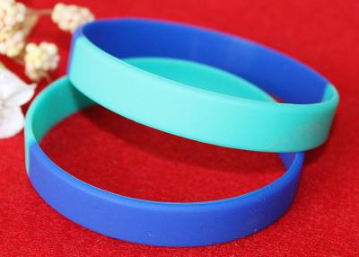 China Colores multi de las pulseras de encargo ligeras de la goma de silicona divididos en segmentos en venta