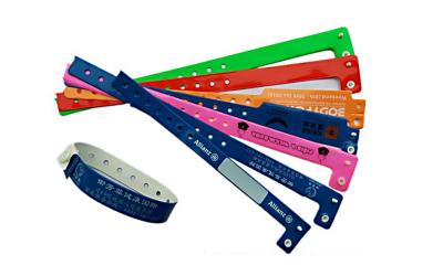 Chine Bracelets en plastique de reconnaissance d'identité de PVC, bracelets en plastique pour le logo d'événements imprimés à vendre