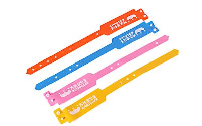 Chine Bracelets et bracelets plastique ou boutons promotionnels légers en métal à vendre