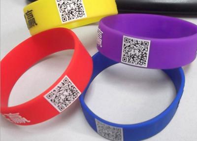 China Código QR impresso legível logotipo personalizado pulseiras de borracha de silicone certificados CE à venda