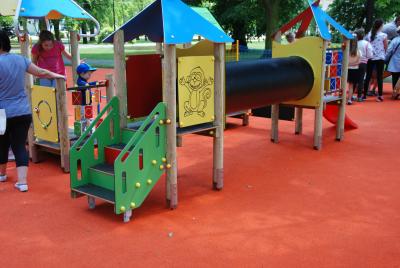 China Derrame materiais no lugar da superfície do campo de jogos para as crianças que jogam o material da resina do poliuretano à venda