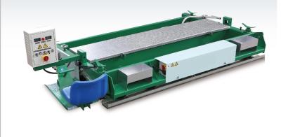 China máquina de funcionamiento de la pavimentadora de la pista de 8.6kw 2500m m para el amortiguador Mat Construction en venta