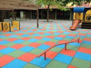 Chine Tuiles en caoutchouc colorées 15mm épaisses extérieures pour le plancher de sécurité de terrain de jeu d'enfants à vendre