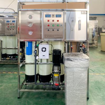 China Planta de engarrafamento totalmente automático da água do sistema do RO da estação de tratamento de água de FRP/SS 5000L/H à venda