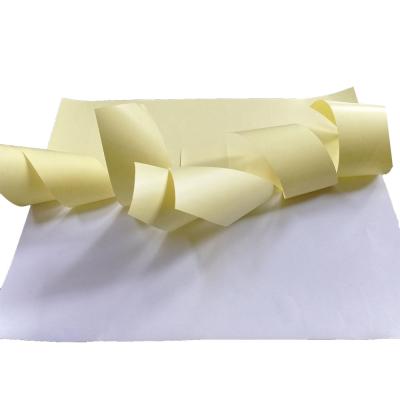 China El molde de papel de la hoja de la etiqueta engomada cubrió a Art Paper con el papel de Kraft amarillo del silicón del color HM0111 en venta