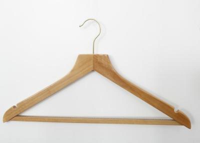 China Ganchos de roupa de madeira agradáveis da marca própria para o tamanho personalizado ternos à venda