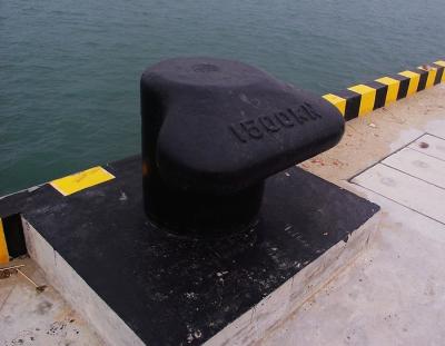 China Durable Cast Iron Bollards Customizable Size Corrosion Resistance Iso 9001 for sale