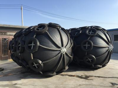 China defensa de goma neumática 50Kpa con el tipo nave de la envoltura del neumático que atraca y que amarra en venta