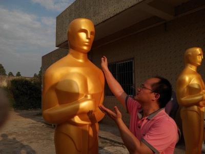 China Event party decoration statue Oscar statue in Gold color  Life size fiberglass oscar statue for sale for sale
