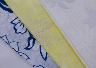 中国 マットレスの保護装置のためのトリコット ポリエステル繭紬の生地を印刷する卸し売り白い基礎花模様 販売のため
