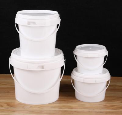 China Cubo de plástico de grado alimenticio apilable con tapa y mango blanco reciclable -40 ° F a 180 ° F en venta