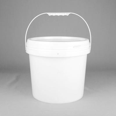 China UV Rust Resistant Plastic Paint Bucket with Pouring Spout for sale