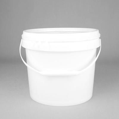 China 7L White PP Round Plastic Bucket 2 Gallon White Bucket With Lid for sale