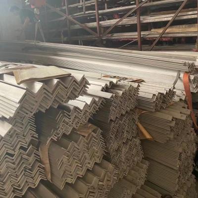 China Ferro de aço inoxidável 304 barras angulares laminadas a quente 1.4301 SUS304 TP304 SS ferro angular 30*30*3mm à venda