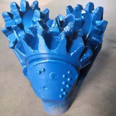 China 10 5/8 (269.9mm) Molino de rodamientos de rodillos Perforación de dientes IADC 126 Para la minería de energía en venta