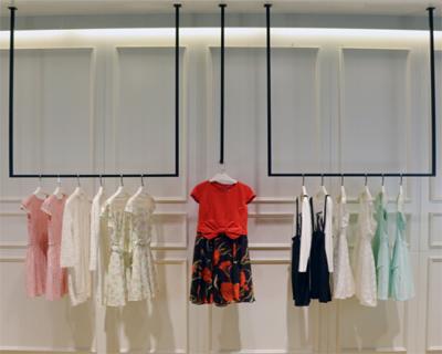中国 シンプルな設計の掛かる衣服の陳列だな/小売りの衣類は高さ3メートルの悩まします 販売のため