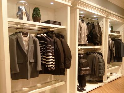 Китай Дисплей выставочного зала шкафа одежды экологических людей/одежды для магазина одежды продается