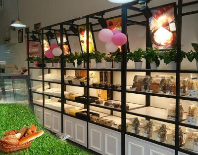 Chine Magasin de nourriture en bois en métal rayonnant le support d'affichage de pain léger de LED avec trois couches à vendre