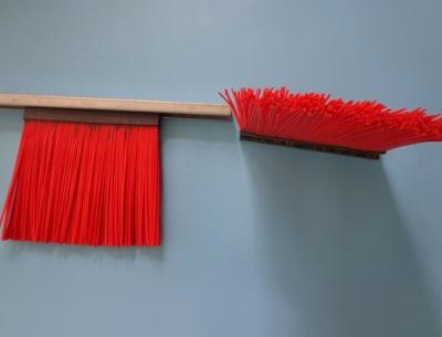 China Accesorio rojo plástico del cepillo de la carretilla elevadora de la fibra de la tira 3x4m m PP de la ayuda del metal en venta
