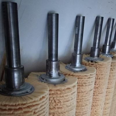 中国 反静的なワイヤー ブラシのローラーの木工業の家具の塵取り外しのブラシのローラー 販売のため