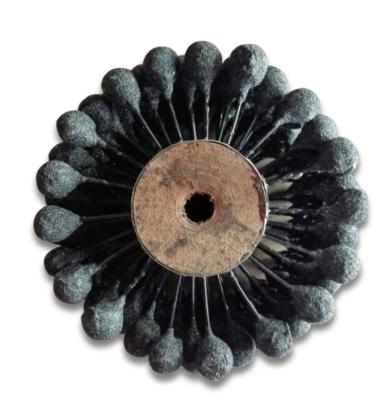 中国 柔らかい粉砕の石の球の頭部は磨き、刻み目を取り除くシリンダーのための木製の中心にブラシをかける 販売のため