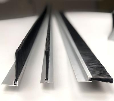 China Puerta anti del cepillo estático del gabinete de la aleación de aluminio y cepillo de aislamiento del polvo de la ventana en venta