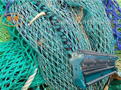 China Polyester Fishing Net Small Mesh Bait Fish Net Making Machine 200-480rpm Te koop