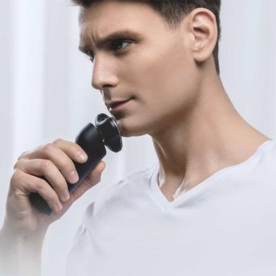China Máquina de afeitar rotatoria para hombre de la cuchilla triple, tipo impermeable C de la maquinilla de afeitar eléctrica recargable en venta