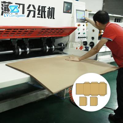 中国 薄い刃の板紙箱の打抜き機PLC制御蜜蜂の巣 販売のため
