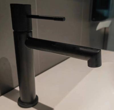 China Instalación simplificada Matt Black Basin Mixer Faucet con dos mangos en venta