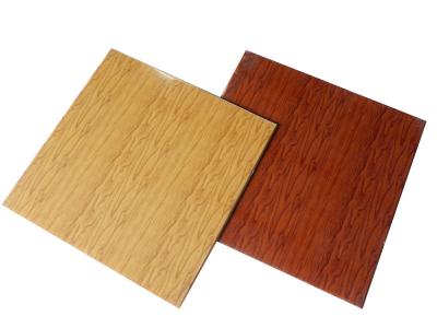 China Los paneles de techo de madera del grano ignifugan las tejas falsas del techo del PVC laminadas en venta