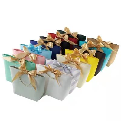 China ODM Pantone Color 250gsm Bridesmaid Paper Gift Bags 25*37*11cm for sale