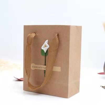China ISO 15x8x20cm Screen Printing Present Paper Bags With Flower for sale