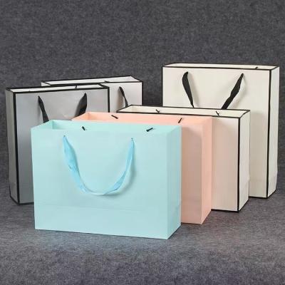 China Bolsas de papel cosméticas rosadas negras blancas del bocado de la comida con las manijas en venta
