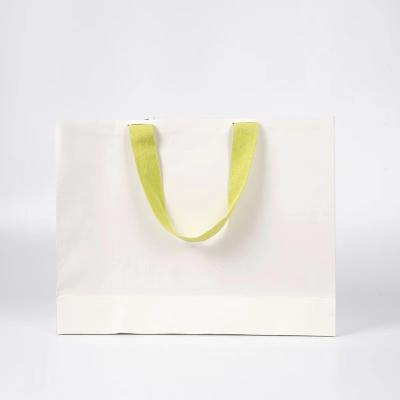 Chine Sac de papier de vernissage blanc 190gsm d'habillement aux poches de cadeau des bijoux 350gsm à vendre