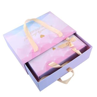 China La caja de regalo grabada en relieve cartulina de la púrpura 2m m de la fantasía con saca el cajón en venta