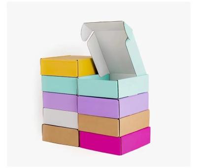 China Caixas onduladas feitas sob encomenda 9x6x3 9x6x4 do encarregado do envio da correspondência da cor dos doces da roupa à venda