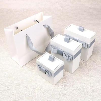 China Kleine Geschenkboxen ODM-Halsketten-weiße Grey Kraft Paper Jewelrys mit Fach zu verkaufen