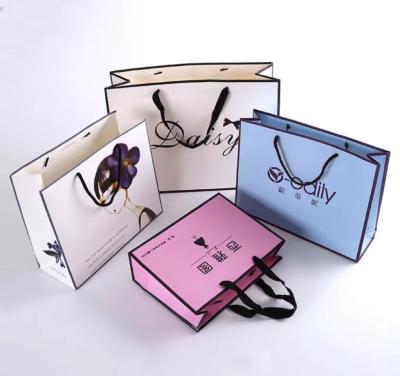 China Cosméticos tres bolsos de empaquetado del boutique del tablero de marfil de la bolsa de papel de la ropa de la cuerda de las secciones en venta